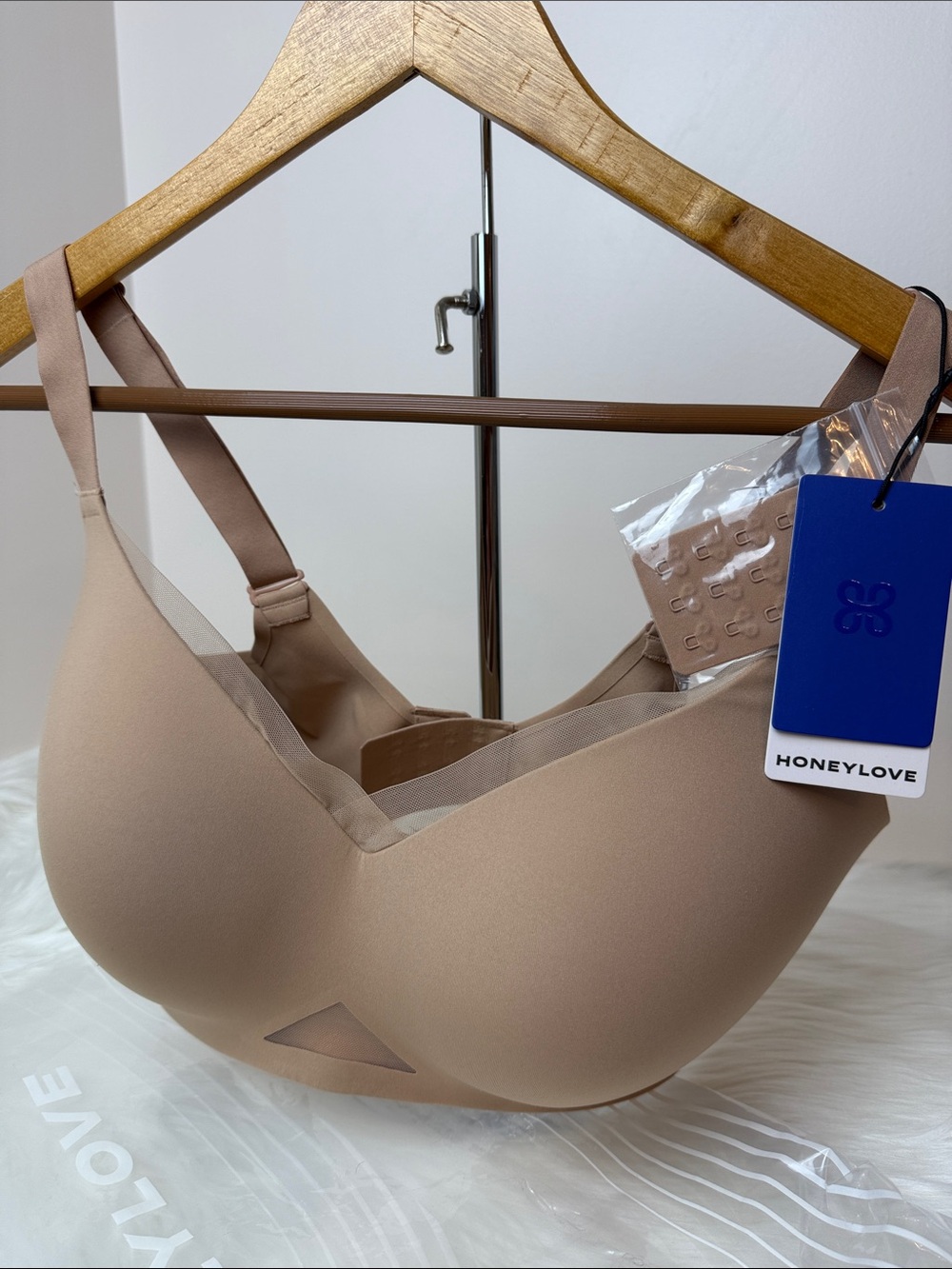 NWT Honeylove Wireless CrossOver Contour Bra 36DDD Sand with Band Extender